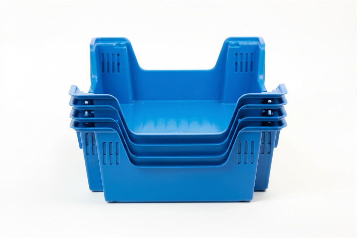 Cajas de plástico azules apiladas, vista completa, sistema retornable BIO-CRATES