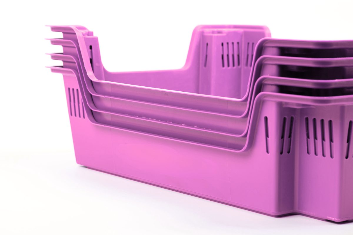 Cajas de plástico moradas apiladas para industria alimentaria y agricultura, BIO-CRATES